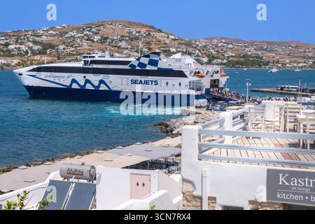 Parikia, Paros, GR - 22. August 2025: Die Hochgeschwindigkeitsfähre WorldChampion Jet fährt vom Hafen von Parikia ab Stockfoto