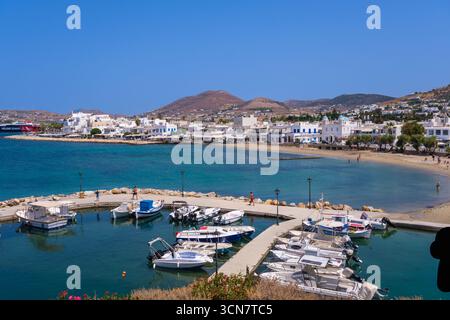 Parikia, Paros, GR - 22. August 2025: Blick auf Parikia mit dem Strand und dem Yachthafen mit Booten und der Uferpromenade Stockfoto