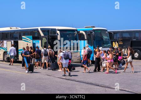 Parikia, Paros, GR - 22. August 2025: Reisende steigen am Terminal in Paros, Griechenland, in einen KTEL-Bus ein Stockfoto