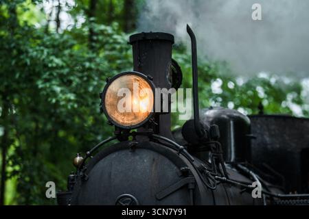 Detaillierter Scheinwerfer und Kamin der alten Dampfmaschine Stockfoto