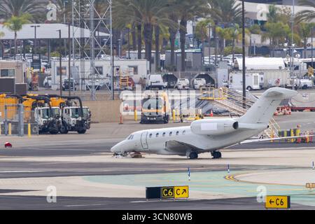 San Diego, Kalifornien, USA – 19. September 2025: Ausfall des Fahrwerks, Bodenstopp Flughafen San Diego (SAN) Stockfoto