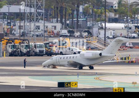 San Diego, Kalifornien, USA – 19. September 2025: Ausfall des Fahrwerks, Bodenstopp Flughafen San Diego (SAN) Stockfoto