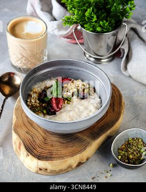 Eine köstliche und gesunde Frühstücksschale mit Hafer, garniert mit verschiedenen gesunden Zutaten Stockfoto