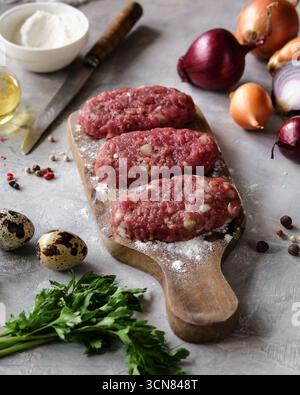 Frisch zubereitete Hackfleisch-Loafs mit einer Vielzahl köstlicher Zutaten im Preis inbegriffen Stockfoto