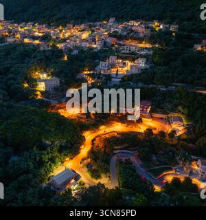 Nachtansicht auf ein traditionelles Hillside Village in Griechenland Stockfoto