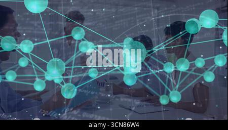 Fünf Geschäftsleute arbeiten am Tisch mit Laptops im Büro zusammen, mit Netzwerk-Overlay Stockfoto