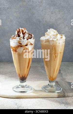 Genießen Sie köstliche Eiskaffee-Drinks mit Schlagsahne und reichhaltiger Schokolade Stockfoto