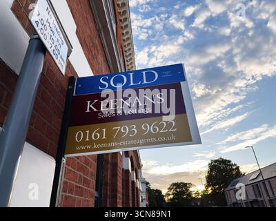 Manchester, Vereinigtes Königreich - 17. September 2025: Schild für Keenans in Manchester, vor einem Büro für Immobilienmakler, verkauft, das die Präsenz auf dem Immobilienmarkt zeigt. Stockfoto