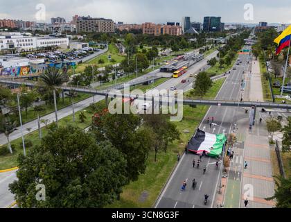 Bogota, Kolumbien. September 2025. Pro-palästinensische Demonstranten führen am 19. September 2025 eine Flagge über Bogotas 26. Avenue in Kolumbien. Foto: Sebastian Barros/Long Visual Press Credit: Long Visual Press/Alamy Live News Stockfoto