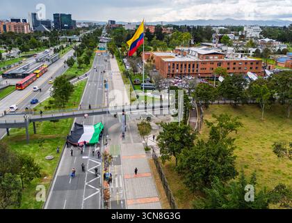 Bogota, Kolumbien. September 2025. Pro-palästinensische Demonstranten führen am 19. September 2025 eine Flagge über Bogotas 26. Avenue in Kolumbien. Foto: Sebastian Barros/Long Visual Press Credit: Long Visual Press/Alamy Live News Stockfoto