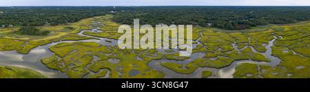 Geschwungene Kanäle schlängeln sich durch eine wunderschöne Salzwiese auf Cape Cod, Massachusetts. Diese Kohlenstoffsenken sind Baumschulen für Wildtiere und dienen als Puffer. Stockfoto