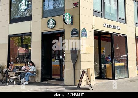 Paris, Frankreich. September 2025. Blick von außen auf ein Starbucks Café-Eckgebäude in einer Pariser Straße, mit Sitzgelegenheiten im Freien und Fußgängern. Am 7. September 2025. Der Eckeingang zeigt kreisförmige Logos, die an ein Kaffeehaus erinnern, und die oberen Stockwerke verfügen über schmiedeeiserne Balkone. (Foto: Samuel Rigelhaupt/SIPA USA) Credit: SIPA USA/Alamy Live News Stockfoto