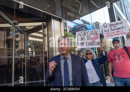 New York, NY, 19. September 2025: Mitglieder der Writers Guild of America East union versammeln sich am 19. September 2025 vor dem ABC-Hauptquartier in New York, NY, gegen die Entscheidung von ABC, „Jimmy Kimmel Live!“ abzubrechen. Der Vorsitzende der Federal Communications Commission Brendan Carr drohte, gegen die ABC-Muttergesellschaft Disney vorzugehen. Der City Comptroller Brad Lander, der Senator Brad Hoylman-Singer, der Stadtrat Erik Bottcher nahmen Teil und sprachen. Quelle: Lev Radin/Alamy News Live Stockfoto