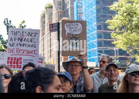 New York, NY, 19. September 2025: Mitglieder der Writers Guild of America East union versammeln sich am 19. September 2025 vor dem ABC-Hauptquartier in New York, NY, gegen die Entscheidung von ABC, „Jimmy Kimmel Live!“ abzubrechen. Der Vorsitzende der Federal Communications Commission Brendan Carr drohte, gegen die ABC-Muttergesellschaft Disney vorzugehen. Der City Comptroller Brad Lander, der Senator Brad Hoylman-Singer, der Stadtrat Erik Bottcher nahmen Teil und sprachen. Quelle: Lev Radin/Alamy News Live Stockfoto