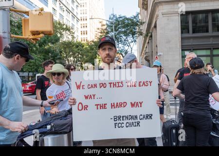 Bronx, New York, USA. September 2025. Mitglieder der Writers Guild of America East union trafen sich am 19. September 2025 vor dem ABC-Hauptquartier in New York, NY, gegen die Entscheidung von ABC, „Jimmy Kimmel Live!“ abzusagen. Der Vorsitzende der Federal Communications Commission Brendan Carr drohte, gegen die ABC-Muttergesellschaft Disney vorzugehen. Der City Comptroller Brad Lander, der Senator Brad Hoylman-Singer, der Stadtrat Erik Bottcher nahmen Teil und sprachen. (Kreditbild: © Lev Radin/ZUMA Press Wire) NUR REDAKTIONELLE VERWENDUNG! Nicht für kommerzielle ZWECKE! Stockfoto