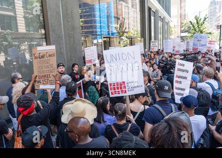 Bronx, New York, USA. September 2025. Mitglieder der Writers Guild of America East union trafen sich am 19. September 2025 vor dem ABC-Hauptquartier in New York, NY, gegen die Entscheidung von ABC, „Jimmy Kimmel Live!“ abzusagen. Der Vorsitzende der Federal Communications Commission Brendan Carr drohte, gegen die ABC-Muttergesellschaft Disney vorzugehen. Der City Comptroller Brad Lander, der Senator Brad Hoylman-Singer, der Stadtrat Erik Bottcher nahmen Teil und sprachen. (Kreditbild: © Lev Radin/ZUMA Press Wire) NUR REDAKTIONELLE VERWENDUNG! Nicht für kommerzielle ZWECKE! Stockfoto