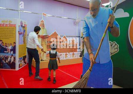 NEW DELHI, INDIEN - 19. SEPTEMBER: Schüler nehmen am 19. SEPTEMBER 2025 in der Delhi Vidhan Sabha Library in Delhi, Indien, an der Einweihung einer Büchergalerie und Museumsausstellung teil, die Premierminister Narendra MODIS 75. Geburtstag feiert. Foto von Raj K Raj/Hindustan Times Special Gallery eröffnet in der Delhi Assembly Library, in der PM MODIS Life and Vision gezeigt wird Stockfoto