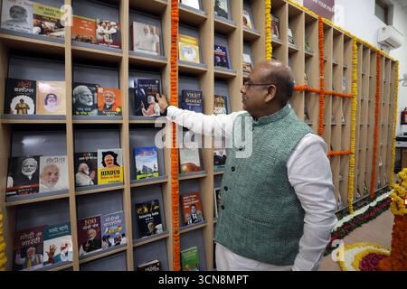 NEW DELHI, INDIEN - 19. SEPTEMBER: Der Sprecher der Legislative Assembly von Delhi, Vijender Gupta, während der Einweihung einer Büchergalerie mit dem Titel Know Your Premierminister und Museumsausstellung zum 75. Geburtstag von Premierminister Narendra MODIS in der Delhi Vidhan Sabha Library am 19. September 2025 in Neu-Delhi, Indien. Foto von Raj K Raj/Hindustan Times Special Gallery eröffnet in der Delhi Assembly Library, in der PM MODIS Life and Vision gezeigt wird Stockfoto
