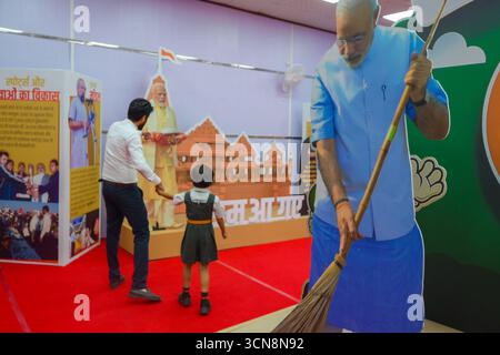 Neu-Delhi, Indien. September 2025. NEW DELHI, INDIEN - 19. SEPTEMBER: Schüler nehmen am 19. SEPTEMBER 2025 in der Delhi Vidhan Sabha Library in Delhi, Indien, an der Einweihung einer Büchergalerie und Museumsausstellung teil, die Premierminister Narendra Modi zum 75. Geburtstag feiert. (Foto: Raj K Raj/Hindustan Times/SIPA USA) Credit: SIPA USA/Alamy Live News Stockfoto