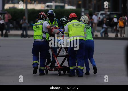 Mexiko-Stadt, Mexiko. September 2025. Rettungskräfte simulieren die Rettung eines Verletzten nach dem Einsturz eines Gebäudes während der zweiten nationalen Erdbebenbohrung mit einer Stärke von 8,1 auf der Richterskala mit ihrem Epizentrum in Lazaro Cardenas, Michoacan. Am 19. September 2025 in Mexiko-Stadt. (Foto von Carlos Santiago/Eyepix Group) Credit: Eyepix Group/Alamy Live News Stockfoto