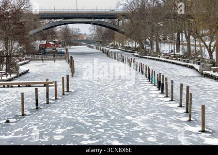 Gefrorener Wasserkanal im Zentrum von Stockholm, Schweden Stockfoto