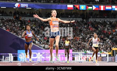 Tokio, Japan. September 2025. Femke Bol (Front) aus den Niederlanden überquert die Ziellinie beim 400-m-Hürdenfinale der Frauen bei den Leichtathletik-Weltmeisterschaften 2025 in Tokio, Japan, 19. September 2025. Quelle: Jiang Han/Xinhua/Alamy Live News Stockfoto