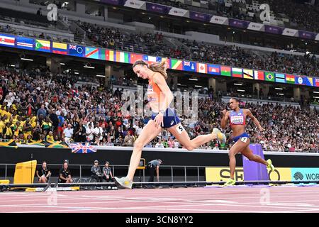 Tokio, Japan. September 2025. Femke Bol (L) aus den Niederlanden überquert die Ziellinie beim 400-m-Hürdenfinale der Frauen bei den Leichtathletik-Weltmeisterschaften 2025 in Tokio, Japan, 19. September 2025. Quelle: Jiang Han/Xinhua/Alamy Live News Stockfoto