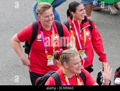 Bristol, Großbritannien. September 2025. Tyson Beukeboom (CAN) (l) kommt zum Halbfinale der Rugby-Weltmeisterschaft Neuseeland gegen Kanada im Ashton Gate Stadium. NUR REDAKTIONELLE VERWENDUNG. NICHT FÜR KOMMERZIELLE ZWECKE. Bristol, Großbritannien © ️ Credit: Elsie Kibue/Alamy Live News Stockfoto