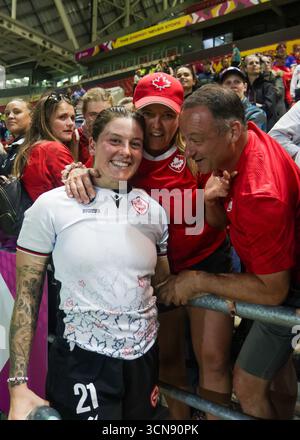 Bristol, Großbritannien. September 2025. Gabrielle Senft (CAN) mit ihrer Mutter nach dem Halbfinale der Rugby-Weltmeisterschaft Neuseeland gegen Kanada im Ashton Gate Stadium. NUR REDAKTIONELLE VERWENDUNG. NICHT FÜR KOMMERZIELLE ZWECKE. Bristol, Großbritannien © ️ Credit: Elsie Kibue/Alamy Live News Stockfoto
