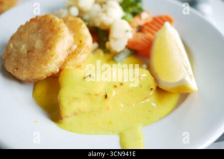 Zitronengericht mit Meeresfrüchten und Gemüse, wunderschön serviert Stockfoto