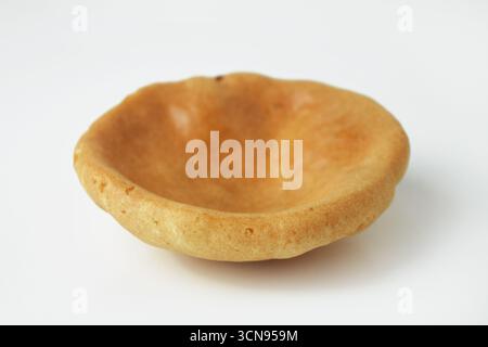 Ein undurchsichtiger oder Reiscracker, der typisch für Tasikmalaya ist, auf isoliertem weißem Hintergrund Stockfoto