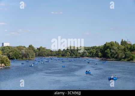 Bootstouren auf der Serpentine, Hyde Park, London, Großbritannien Stockfoto