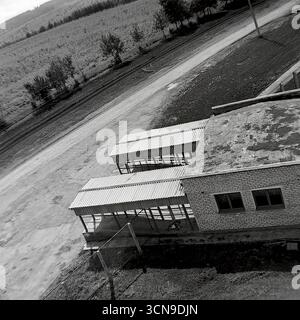 Ein historisches Panoramafoto aus den 1980er Jahren, das einen allgemeinen Blick und die Infrastruktur des Molkereibetriebs „Ukraine“ Kolchoz im Dorf Khrestyschche, ukrainische SSR, zeigt. Die Hochwinkelaufnahme zeigt die Größe des sowjetischen agro-industriellen Komplexes: Zahlreiche Kuhställe, Korralen, Straßen, Silos und Wassertürme, im Spiegel des industriellen Ansatzes der Landwirtschaft im spätsowjetischen Donbass Stockfoto