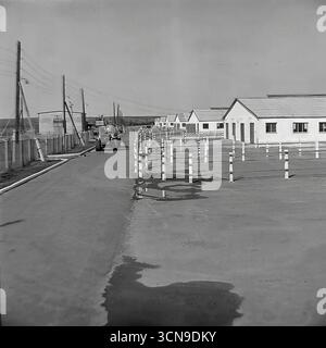 Ein historisches Panoramafoto aus den 1980er Jahren, das einen allgemeinen Blick und die Infrastruktur des Molkereibetriebs „Ukraine“ Kolchoz im Dorf Khrestyschche, ukrainische SSR, zeigt. Die Hochwinkelaufnahme zeigt die Größe des sowjetischen agro-industriellen Komplexes: Zahlreiche Kuhställe, Korralen, Straßen, Silos und Wassertürme, im Spiegel des industriellen Ansatzes der Landwirtschaft im spätsowjetischen Donbass Stockfoto