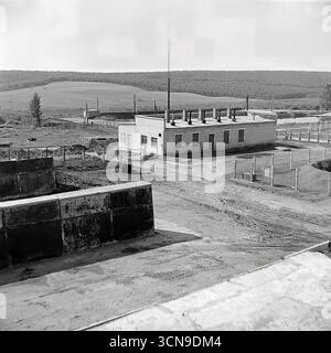 Ein historisches Panoramafoto aus den 1980er Jahren, das einen allgemeinen Blick und die Infrastruktur des Molkereibetriebs „Ukraine“ Kolchoz im Dorf Khrestyschche, ukrainische SSR, zeigt. Die Hochwinkelaufnahme zeigt die Größe des sowjetischen agro-industriellen Komplexes: Zahlreiche Kuhställe, Korralen, Straßen, Silos und Wassertürme, im Spiegel des industriellen Ansatzes der Landwirtschaft im spätsowjetischen Donbass Stockfoto
