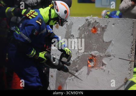 Second National Earthquake Drill 2025 Retter simulieren die Rettung eines Verletzten nach dem Einsturz eines Gebäudes während der zweiten nationalen Erdbebenbohrung mit einer Stärke von 8,1 auf der Richterskala mit ihrem Epizentrum in Lazaro Cardenas, Michoacan. Am 19. September 2025 in Mexiko-Stadt. Mexico City CDMX Mexico Copyright: XCarlosxSantiagox Stockfoto