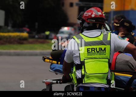Second National Earthquake Drill 2025 Retter simulieren die Rettung eines Verletzten nach dem Einsturz eines Gebäudes während der zweiten nationalen Erdbebenbohrung mit einer Stärke von 8,1 auf der Richterskala mit ihrem Epizentrum in Lazaro Cardenas, Michoacan. Am 19. September 2025 in Mexiko-Stadt. Mexico City CDMX Mexico Copyright: XCarlosxSantiagox Stockfoto