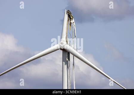 Eine Cardinal Point Windturbine mit einem gebrochenen Blatt in der Nähe des Dorfes Sciota im McDonough County, Illinois. Die Cardinal Point Wind Farm hat einen Namen Stockfoto