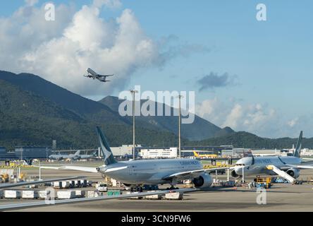 Flugzeuge am internationalen Flughafen Hongkong einschließlich Cathay Pacific Stockfoto