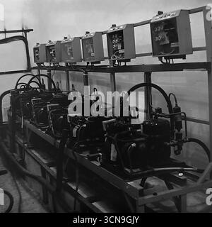 Ein historisches Foto aus dem Jahr 1983, das den Kompressorraum mit Kühlgeräten im „Universal“-Kaufhaus in Sloviansk, ukrainische SSR, zeigt. Die Reihe von Industriekompressoren und elektrischen Schalttafeln unterstützte den Betrieb von gekühlten Vitrinen und Kühlhäusern in der Lebensmittelabteilung des Geschäfts. Das Bild ist ein Dokument, das die technische Ausrüstung und die Infrastruktur des sowjetischen Handels widerspiegelt Stockfoto