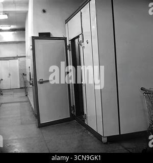 Ein historisches Foto aus dem Jahr 1983, das industrielle Kühlkammern in den hinteren Räumen des Kaufhauses „Universal“ in Sloviansk, ukrainische SSR zeigt. Die riesigen Kühlschränke mit dicken, isolierten Türen wurden zur Lagerung von verderblichen Waren für die Lebensmittelabteilung des Geschäfts verwendet. Das Bild spiegelt den Aspekt des „hinter den Kulissen“ und die technische Ausstattung des sowjetischen Einzelhandelssystems wider Stockfoto