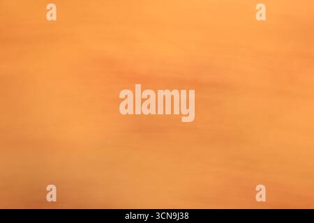 Eine sanfte und warme abstrakte Textur mit einem weichen, unscharfen Effekt. Ein schöner, minimalistischer Hintergrund, der perfekt für Konzepte im Zusammenhang mit Wärme und Wohlbefinden ist Stockfoto