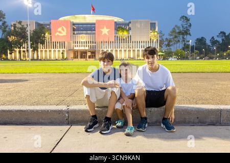 Europäische Familie, Besuch der Provinz Ninh Binh, Wandern, Radfahren und eine Bootsfahrt, Kind genießt Sommerurlaub in Vietnam Stockfoto