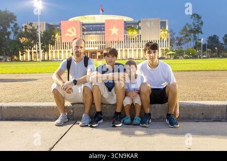 Europäische Familie, Besuch der Provinz Ninh Binh, Wandern, Radfahren und eine Bootsfahrt, Kind genießt Sommerurlaub in Vietnam Stockfoto