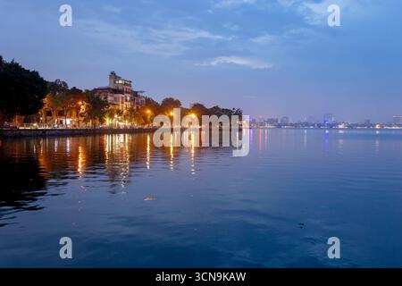 Europäische Familie, Besuch der Provinz Ninh Binh, Wandern, Radfahren und eine Bootsfahrt, Kind genießt Sommerurlaub in Vietnam Stockfoto