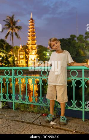 Europäische Familie, Besuch der Provinz Ninh Binh, Wandern, Radfahren und eine Bootsfahrt, Kind genießt Sommerurlaub in Vietnam Stockfoto
