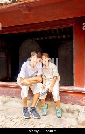 Europäische Familie, Besuch der Provinz Ninh Binh, Wandern, Radfahren und eine Bootsfahrt, Kind genießt Sommerurlaub in Vietnam Stockfoto