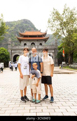 Europäische Familie, Besuch der Provinz Ninh Binh, Wandern, Radfahren und eine Bootsfahrt, Kind genießt Sommerurlaub in Vietnam Stockfoto