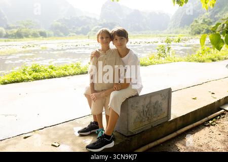 Europäische Familie, Besuch der Provinz Ninh Binh, Wandern, Radfahren und eine Bootsfahrt, Kind genießt Sommerurlaub in Vietnam Stockfoto