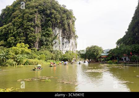 Europäische Familie, Besuch der Provinz Ninh Binh, Wandern, Radfahren und eine Bootsfahrt, Kind genießt Sommerurlaub in Vietnam Stockfoto